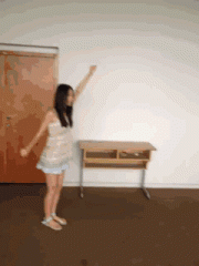 搞笑GIF圖：看妹紙的屁股